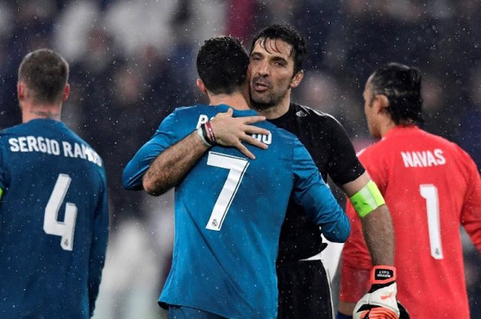   Kiper Juventus, Gianluigi Buffon, memberikan selamat kepada megabintang Real Madrid, Cristiano Ronaldo, seusai laga leg pertama perempat final Liga Champions di Stadion Allianz, Turin, Italia pada 3 April 2018.  