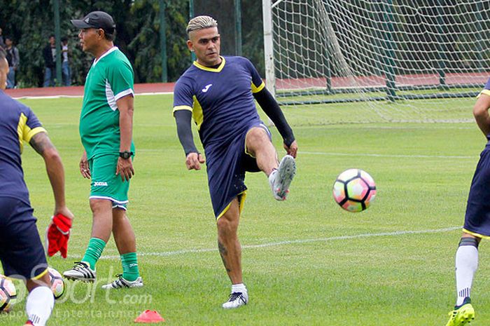 Cristian Gonzales (tengah) yang tergabung dalam Indonesia Selection, berlatih di Lapangan Universitas Negeri Yogyakarta, pada Selasa (9/1/2018), sebagai persiapan untuk menghadapi timnas Islandia.