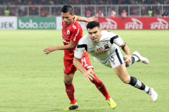 Bek Persija Jakarta, Ismed Sofyan (kiri), berduel dengan pemain Madura United, Fabiano Beltrame, dalam laga Liga 1 di Stadion Utama Gelora Bung Karno, Jakarta, Sabtu (12/5/2018).