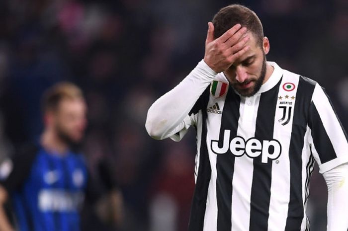   Reaksi striker Juventus, Gonzalo Higuain, dalam laga Liga Italia kontra Inter Milan di Juventus Stadium, Turin, pada 9 Desember 2017.  