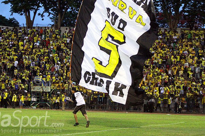 Suporter Persegres, Ultrasmania yang melakukan aksi turun ke lapangan beberapa waktu lalu di Stadion Petrokimia Gresik.