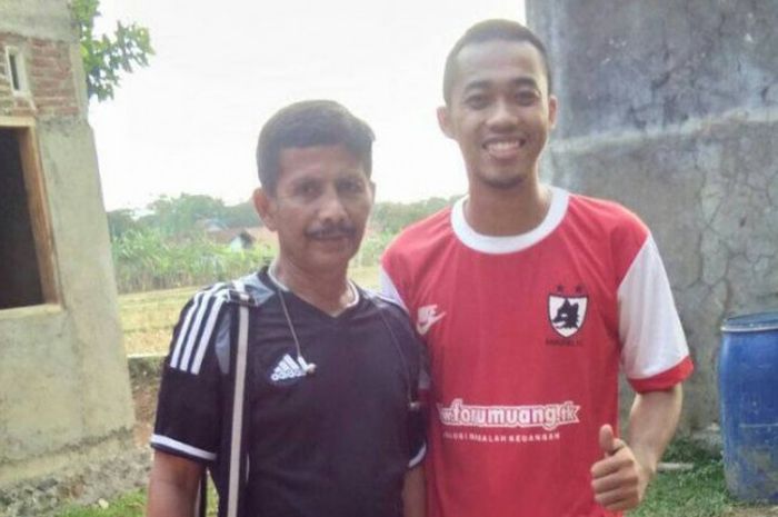 Bagus Surya Pamungkas (kanan) berfoto dengan Djadjang Nurdjaman saat seleksi terbuka u-23 di Kabupaten Banjarnegara, Jawa Tengah.