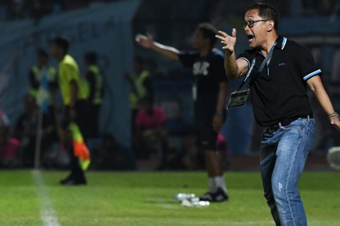 Aji Santoso, melatih Persebaya setelah menukangi Persela pada pekan-pekan awal Liga 1 2019.