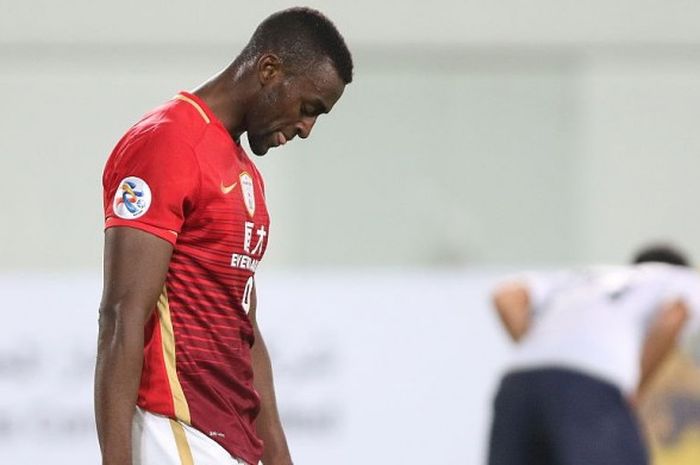 Striker Guangzhou Evergrande, Jackson Martinez, tertunduk lesu dalam partai Liga Champions Asia melawan Pohang Steelers di Guangzhou, China, 24 Februari 2016.