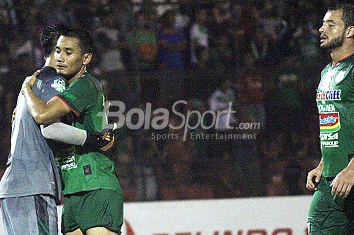  Pemain PSMS Medan, Legimin Rahardjo (kedua dari kiri), memeluk kiper Dhika Bayangkara usai mengalah