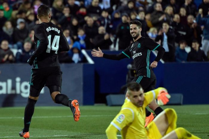 Gelandang Real Madrid, Casemiro (kiri), merayakan golnya bersama Isco dalam laga Liga Spanyol kontra Leganes di Stadion Municipal de Butarque, Leganes, pada 21 Februari 2018.