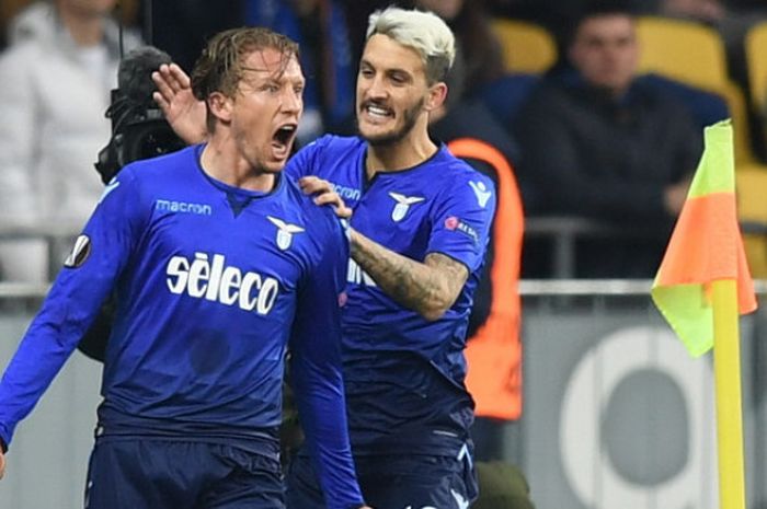 Selebrasi gelandang Lazio, Lucas Leiva (kiri), bersama Luis Alberto setelah berhasil mencetak gol ke gawang Dynamo Kyiv dalam laga leg 2 babak 16 besar Liga Europa di Stadion NSK Olympiyski, Kiev, Ukraina, pada pada Kamis (15/3/2018).