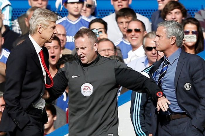 Jonathan Moss (tengah) melerai Arsene Wenger (kiri) dan Jose Mourinho saat Chelsea melawan Arsenal pada partai Liga Inggris di Stadion Stamford Bridge, 5 Oktober 2014.