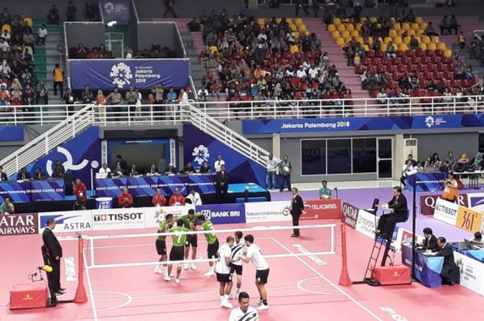 Suasana pertandingan Asian semifinal sepak takraw nomor quadrant Asian Games 2018 yang mempertemukan Indonesia (jersey hijau) kontra Singapura (jersey putih) yang digelar di Palembang, Jumat (31/8/2018).