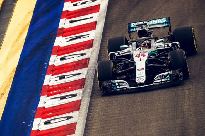 Pebalap Mercedes Lewis Hamilton berhasil menjadi pemenang balapan F1 GP Singapura di Sirkuit Jalan Raya Marina Bay, Singapura, pada Minggu (16/9/2018). 