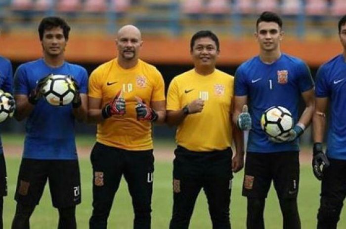 Empat kiper Borneo FC (dua dari kanan dan dua dari kiri) yang tampan dan gagah.