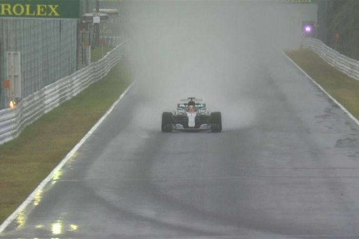 Pebalap Mercedes, Lewis Hamilton mencatat waktu lap terbaik pada sesi latihan bebas 2 di Sirkuit Suzuka, Jepang (6/10/2017).