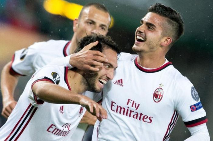 Andre Silva (kanan) dan Hakan Calhanoglu merayakan gol AC Milan ke gawang Austria Wien dalam partai Liga Europa di Vienna, 14 September 2017.