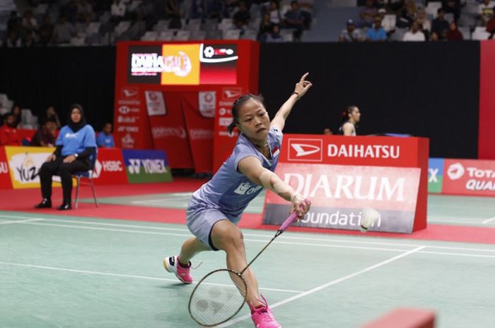 Pebulu tangkis tunggal putri nasional, Fitriani, berupaya mengembalikan shuttlecock yang dipukul sang lawan, Ratchanok Intanon (Thailand) pada laga babak kedua turnamen Indonesia Masters 2018 yang digelar di Istora Senayan, Jakarta, Kamis (25/1/2018).