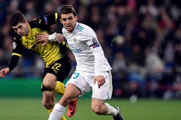 Gelandang Real Madrid, Mateo Kovacic (kanan), berduel dengan pemain Borussia Dortmund, Christian Pulisic, dalam laga Grup H Liga Champions di Stadion Santiago Bernabeu, Madrid, pada 6 Desember 2017.