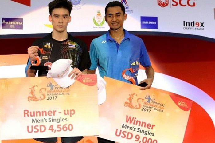 Tommy Sugiarto (kanan) menerima hadiah 9.000 dollar AS setelah menaklukkan Kantaphon Wangcharoen pada partai final Thailand Masters 2017.