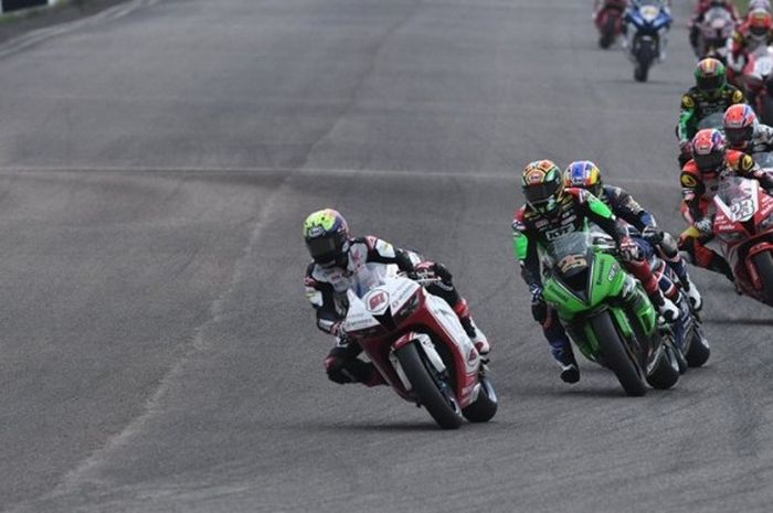 Para pebalap bersaing pada balapan pertama Supersport 600 cc seri pertama Asia Road Racing Championship (ARRC) 2017 di Sirkuit Johor, Malaysia, Sabtu (1/4/2017).