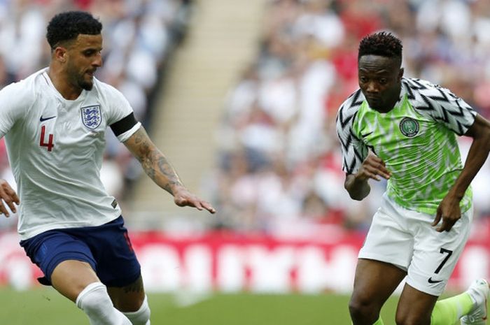 Bek Inggris, Kyle Walker (kiri), berduel dengan penyerang Nigeria, Ahmed Musa, dalam laga persahabat