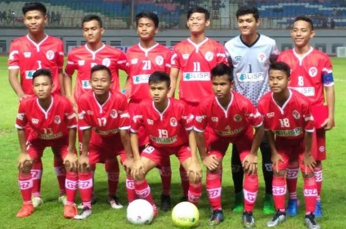 Pemain tim pelajar U-15 Indonesia berpose sebelum menjamu timnas U-16 Singapura dalam uji coba di Stadion Wibawa Mukti, Cikarang, Kabupaten Bekasi, Sabtu (10/6/2017) malam. 