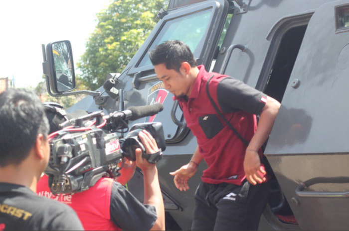 Pemain PSS Sleman tiba di Stadion Wijayakusume menggunakan kendaraan lapis baja jelang laga PSCS Cilacap Vs PSS Sleman (13/9/2017)