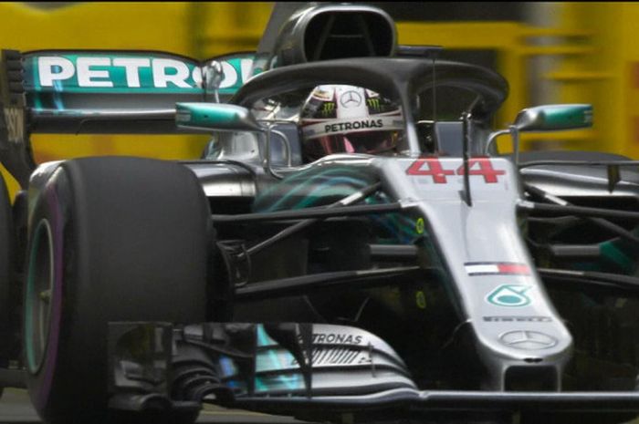 Pebalap Mercedes, Lewis Hamilton, menjadi pebalap tercepat pada sesi kualifikas Formula 1 GP Australia di Sirkuit Melbourne, Australia pada Sabtu (24/3/2018).