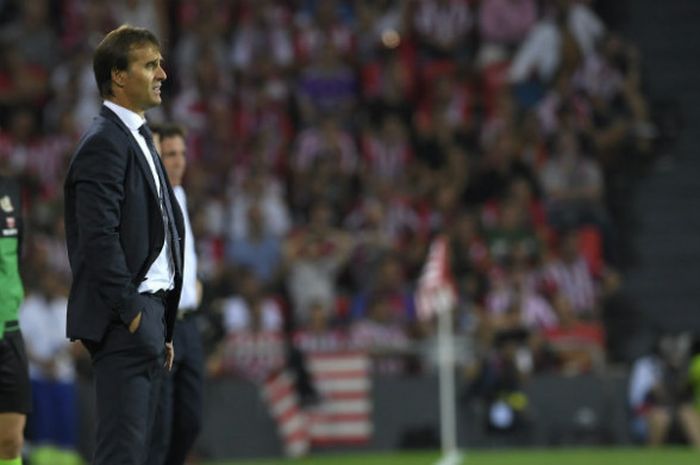 Pelatih Real Madrid, Julen Lopetegui, dalam laga melawan Athletic Bilbao di StadioN San Mames, Sabtu (15/9/2018)