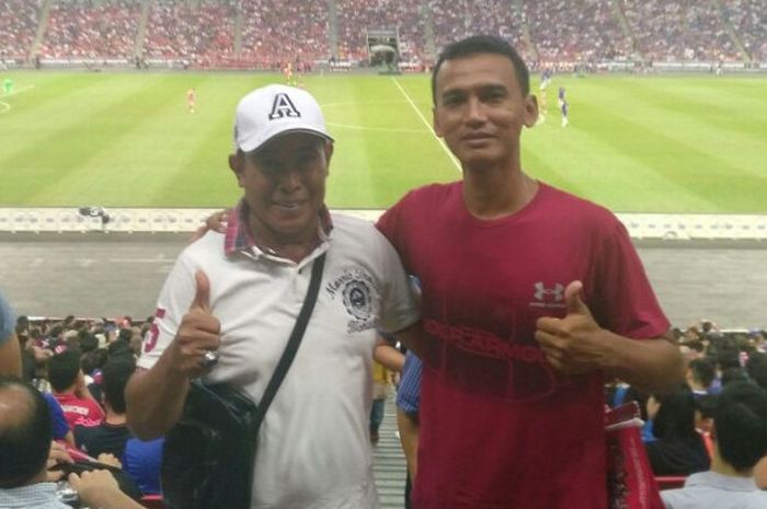 Imam Nugraha (kanan) dan Al Ajri saat menyaksikan laga Bayern versus Chelsea di Stadion Nasional Singapura, Selasa (25/7/2017).