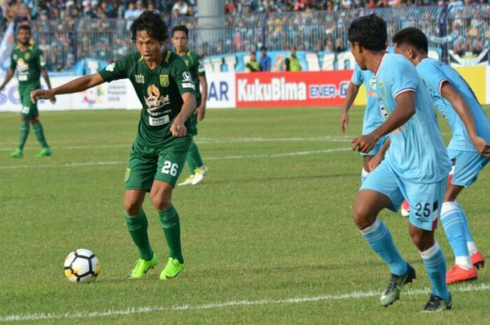  Striker Persebaya, Rishadi Fauzi (kiri) berusaha melepaskan sepakan di depan pemain Persela pada laga pekan kedua Liga 1 2018 di Stadion Surajaya, Lamongan, 30 Maret 2018. 