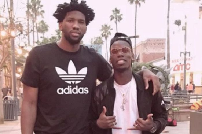 Joel Embiid (kiri) bersama dengan Paul Pogba (kanan)