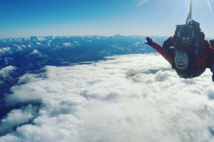 Nadine Chnadrawinata saat lakukan sky diving 