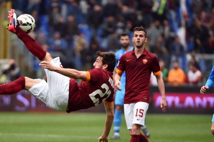 Bek AS Roma, Davide Astori, beraksi pada laga Liga Italia kontra Napoli di Stadio Olimpico, Roma, 4 April 2015. Astori ditemukan meninggal dunia pada Minggu (4/3/2018).