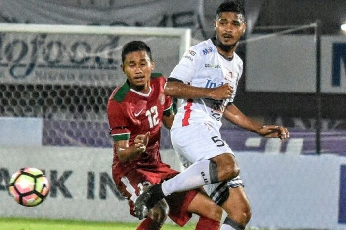  Ricky Fajrin berduel dengan Hasyim Kipuw dalam laga uji coba antara Bali United dan timnas Indonesia U-22 di Gianyar, 26 Mei 2017.  