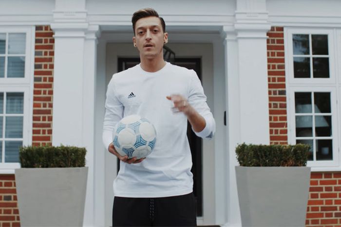 Bintang Arsenal, Mesut Oezill saat berada di depan rumahnya.