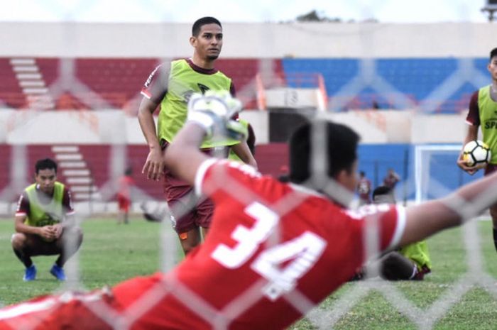 Gelandang Persija Jakarta, Renan Silva, menjalani latihan di Stadion Sultan Agung, Bantul.