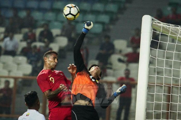 Striker timnas Indonesia, Alberto Goncalves, berduel dengan kiper Myanmar pada laga uji coba internasional di Stadion Wibawa Mukti, Cikarang, Selasa (10/10/2018).