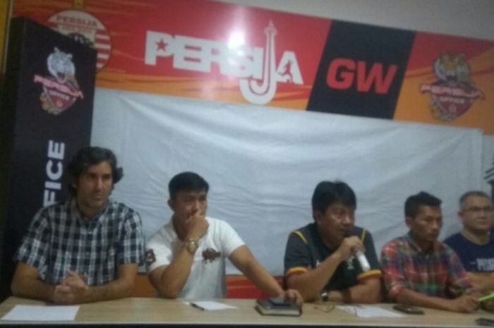 Direktur Persija Jakarta Gede Widiade (tengah) memberikan penjelasan soal izin laga timnya pada musim 2018 di Jakarta, Minggu (18/3/2018) malam. 