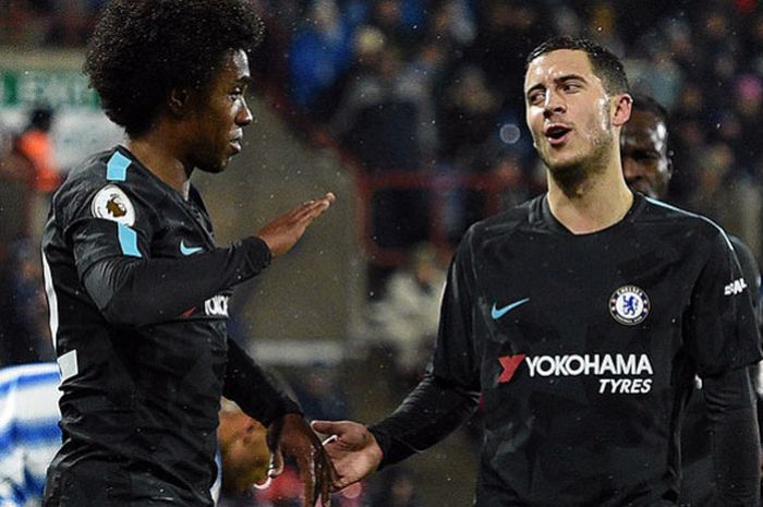 Gelandang Chelsea, Willian (kiri), melakukan selebrasi bersama rekan setimnya, Eden Hazard, seusai mencetak gol ke gawang Huddersfield Town dalam laga lanjutan Liga Inggris 2017-2018 di Stadion John Smith's, Huddersfield, pada 12 Desember 2017.