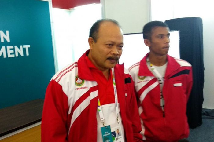 Pelatih tim nasional tinju Indonesia, Adi Swandana (kiri), saat menghadiri sesi konferensi pers di JIExpo Kemayoran, Jakarta, Kamis (15/2/2018).