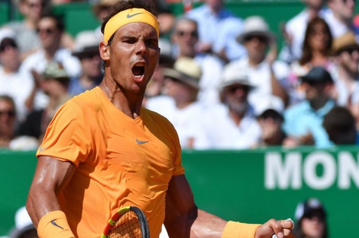 Petenis tunggal putra Spanyol, Rafael Nadal, melakukan selebrasi setelah memenangi poin atas sang lawan, Kei Nishikori (Jepang), pada laga final turnamen Monte Carlo Masters 2018.