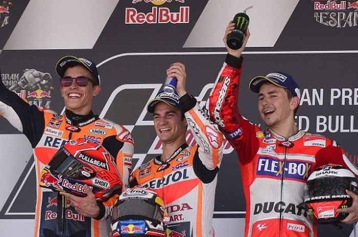  Dari kiri ke kanan, Marc Marquez, Dani Pedrosa (Repsol Honda), dan Jorge Lorenzo (Ducati) merayakan keberhasilan masing-masing di podium GP Spanyol di Sirkuit Jerez, Minggu (7/5/2017). 