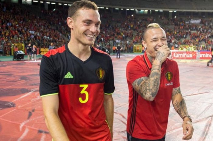 Thomas Vermaelen (kiri) dan Radja Nainggolan gembira merayakan kemenangan timnas Belgia atas Rep. Ceska dalam partai persahabatan di King Baudouin Stadium, 5 Juni 2017.