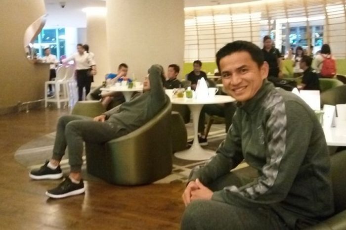 Pelatih Thailand, Kiatisuk Senamuang, menonton siaran langsung laga antara Myanmar dan Kamboja di Novotel Araneta Center, Rabu (23/11/2016).