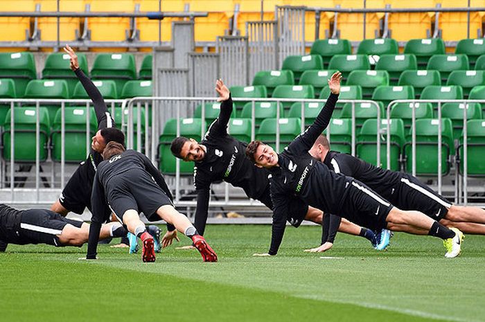 Pemain timnas Selandia Baru melakukan pemanasan di Stadion Westpac, Wellington, Selandia Baru,, pada 10 November 2017. Selandia baru akan menghadapi Peru dalam babak kualifikasi Piala Dunia 2018 pada 11 November 2017.