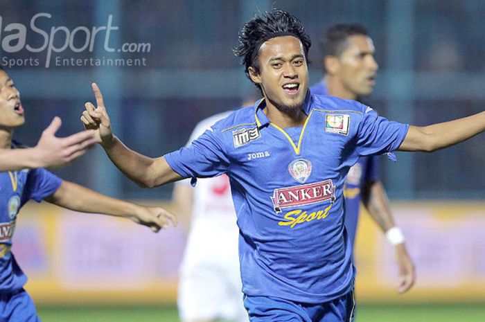 Pemain Arema Malang, Sunarto, melakukan selebrasi seusai mencetak gol ke gawang Hamburg SV dalam laga uji coba di Stadion Kanjuruhan, Malang, Senin (6/1).