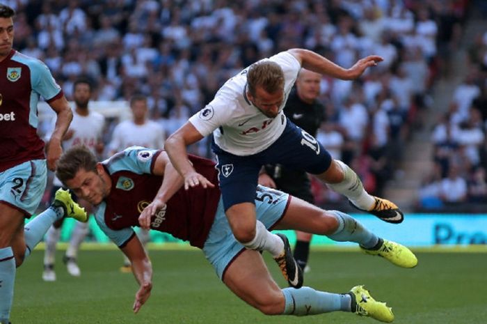 Striker Tottenham Hotspur, Harry Kane, ditekel oleh bek Burnley, James Tarkowski, dalam laga Liga Inggris di Stadion Wembley, London, pada 27 Agustus 2017.