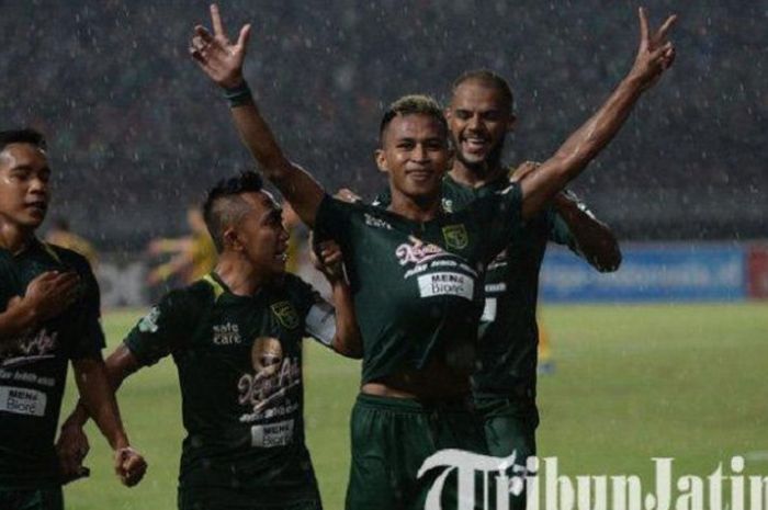  Bintang Persebaya Surabaya Osvaldo Haay selebrasi dengan mengangkat tangannya usai membobol gawang Bhayangkara FC di Stadion Gelora Bung Tomo Surabaya, Senin (26/11/2018) malam WIB.  