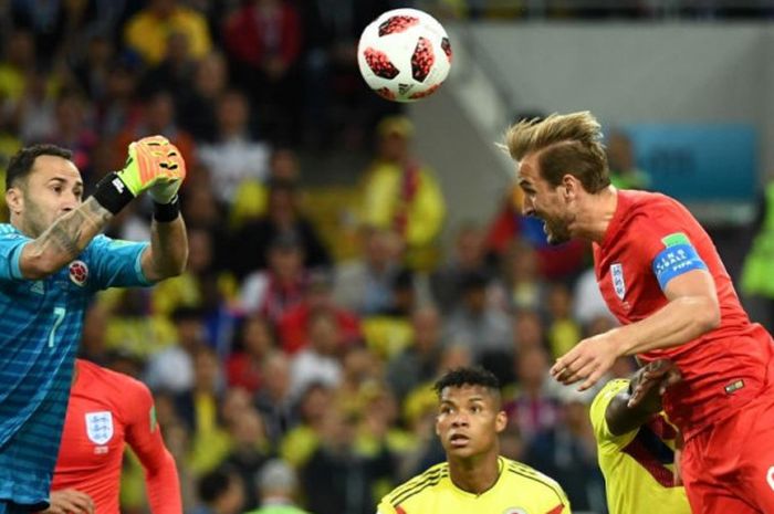 Harry Kane (kanan) menyundul bola ke arah gawang Kolombia dalam partai babak 16 besar Piala Dunia 2018 di Spartak Stadium, Moskow, 3 Juli 2018.