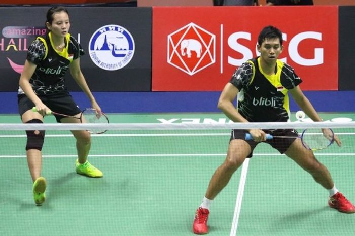  Pasangan ganda campuran Indonesia, Alfian Eko Prasetya/Annisa Saufika, mengembalikan kok kepada pasangan Supak Jomkoh/Puttita Supajirakul (Thailand). Alfian/Annisa menang dengan 21-17, 21-18, pada laga perempat final Thailand Masters yang berlangsung di Nimibutr Stadium, Jumat (10/2/2017). 