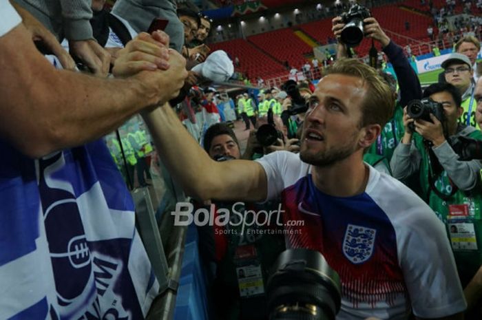  Striker dan kapten timnas Inggris, Harry Kane, merayakan kemenangan Inggris atas Kolombia dengan keluarganya seusai laga di Spartak Stadium, Moskow, 3 Juli 2018. 