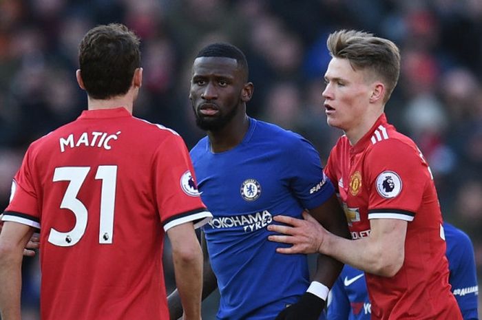 Gelandang Manchester United, Nemanja Matic (kiri), berbicara dengan bek Chelsea, Antonio Ruediger, dalam laga Liga Inggris di Stadion Old Trafford, Manchester, pada 25 Februari 2018.